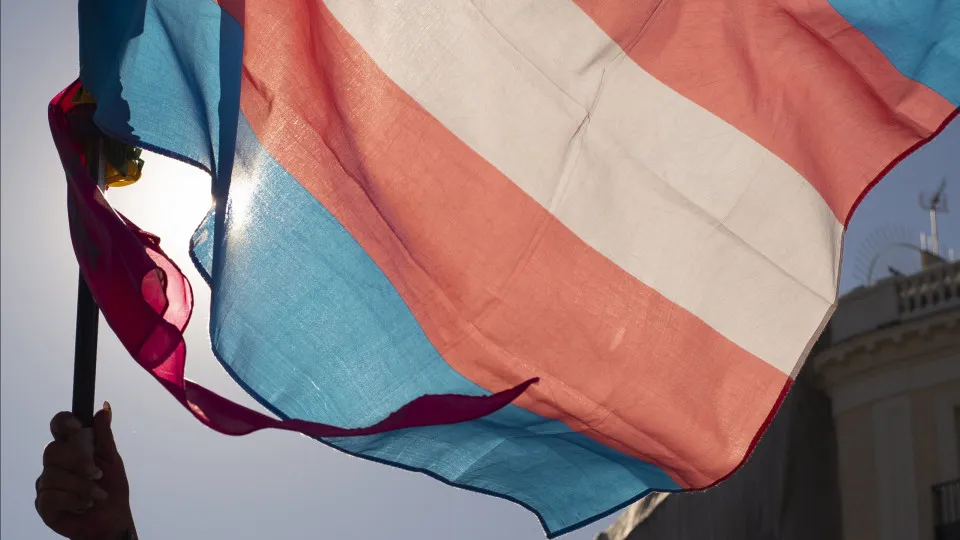 COI proíbe atletas trans de disputarem categoria feminina nas Olimpíadas