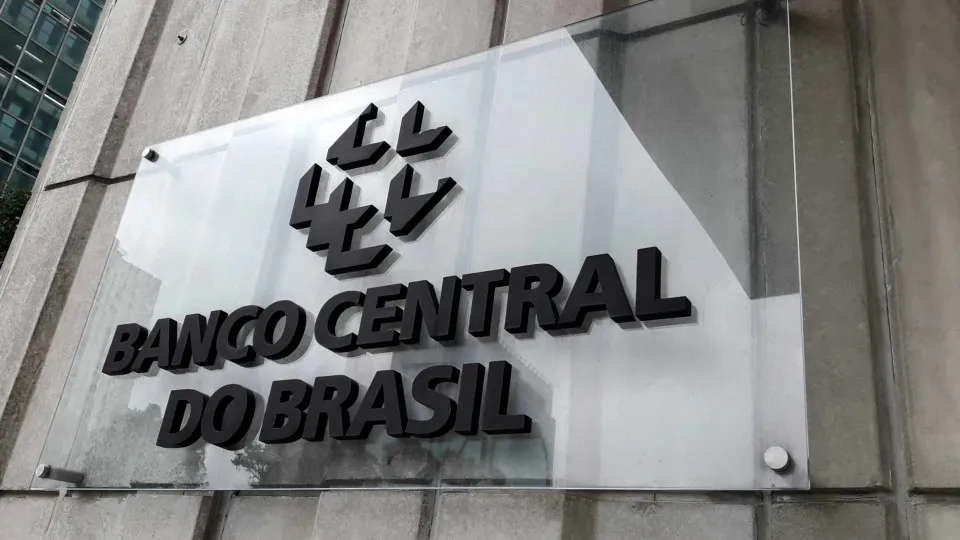 Juros do consignado privado atingem pico de 59,4% em fevereiro, mostra BC
