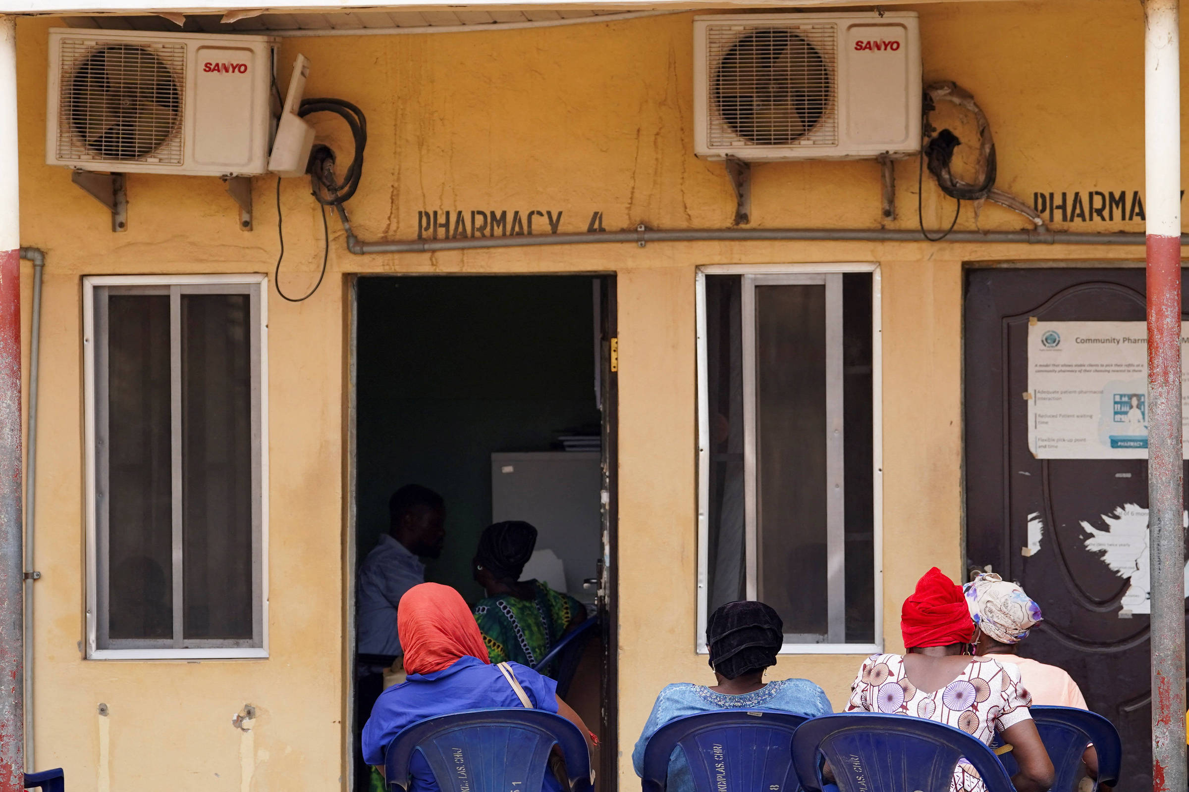 Voluntários nigerianos vão de casa em casa para tratar pacientes com HIV após cortes de Trump