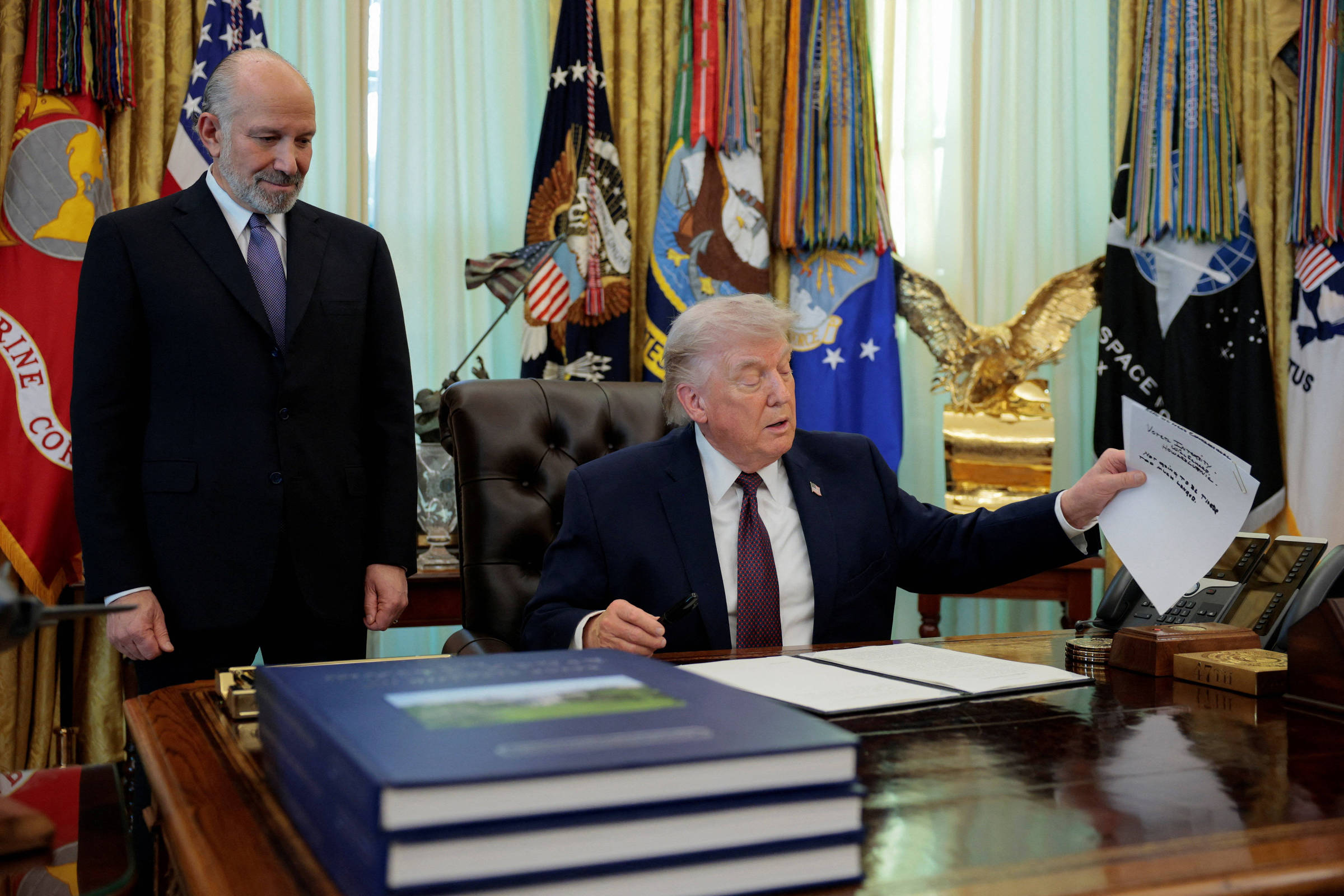 Trump publica decreto restringindo voto por correio nos EUA