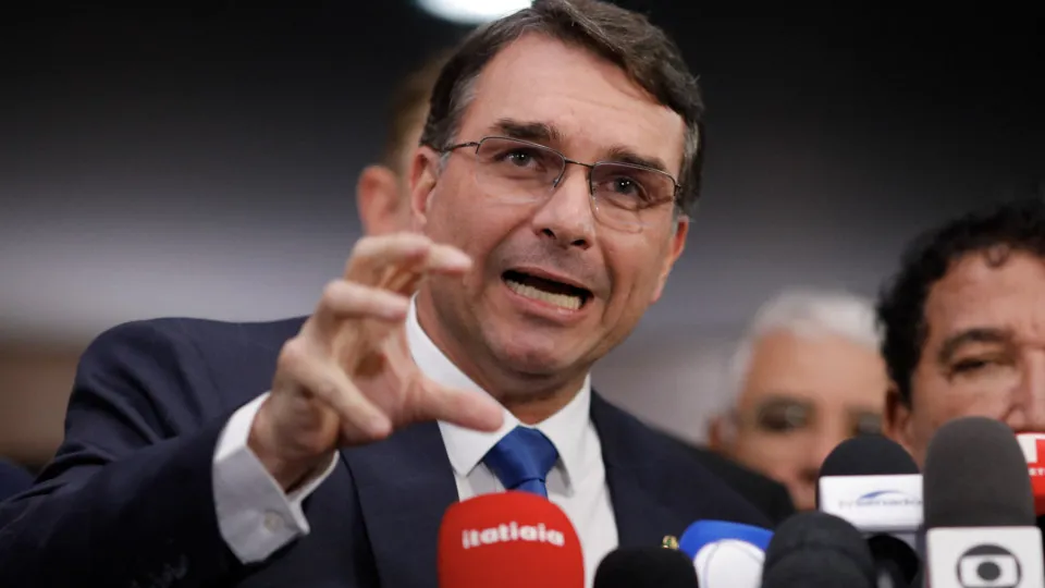 Flávio Bolsonaro chama Tereza Cristina de 'sonho de consumo' ao responder sobre vaga de vice