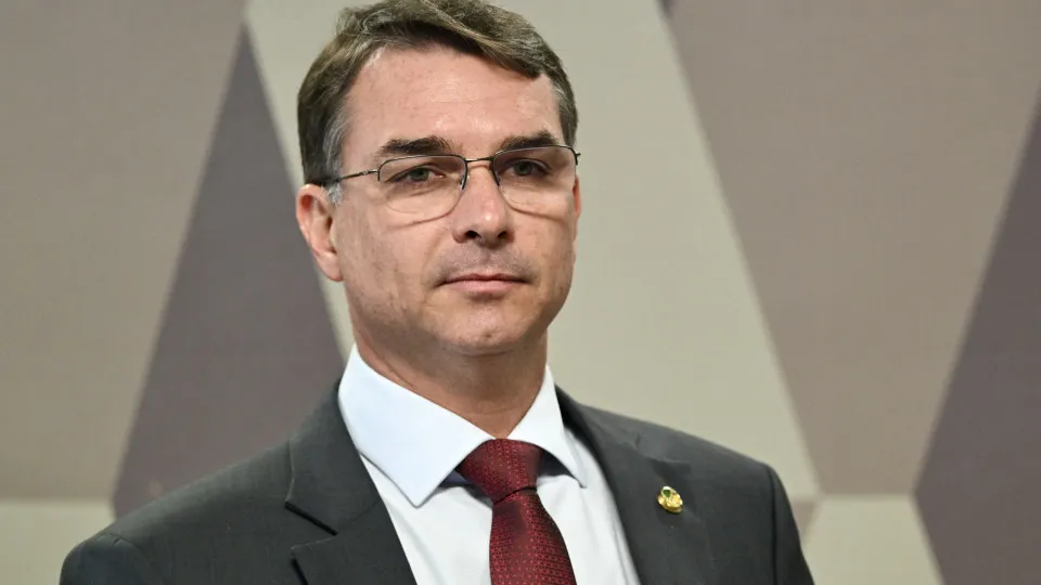 Flávio Bolsonaro busca marqueteiros que evitem radicalização na campanha