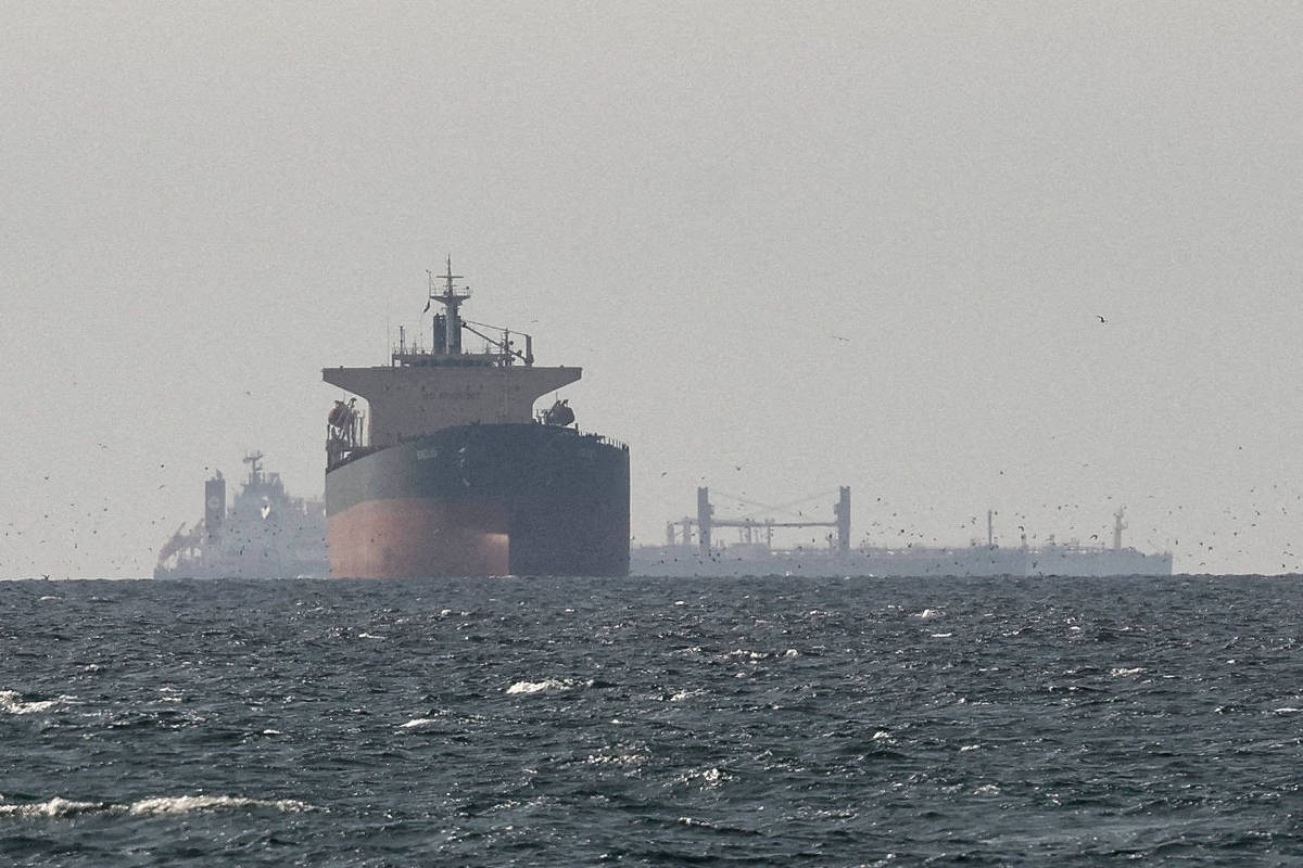 Trump diz que EUA começaram a 'desobstruir' Hormuz; Irã nega travessia